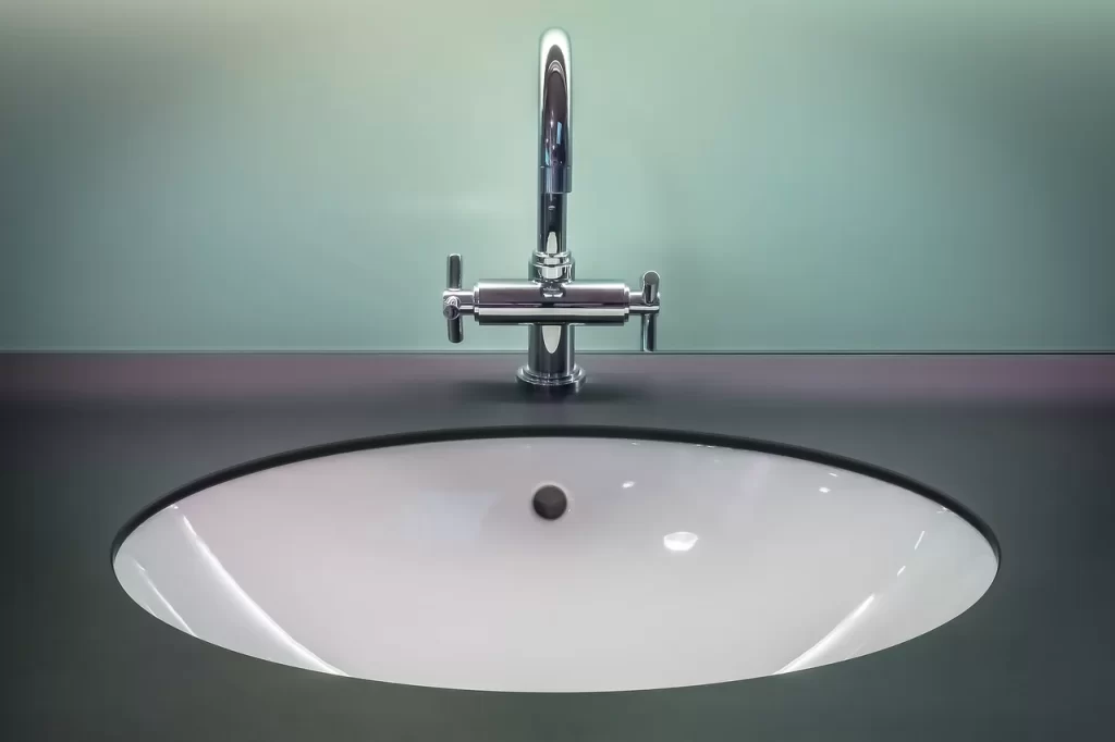 Cómo arreglar un grifo que pierde agua por la base