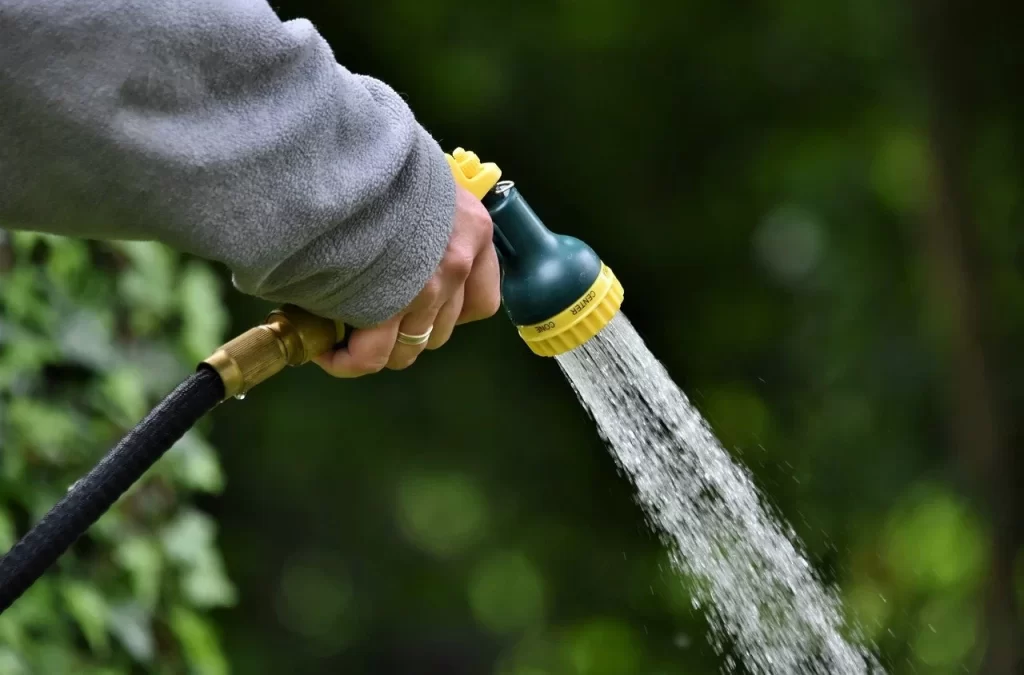Cómo cambiar una manguera de jardín rota