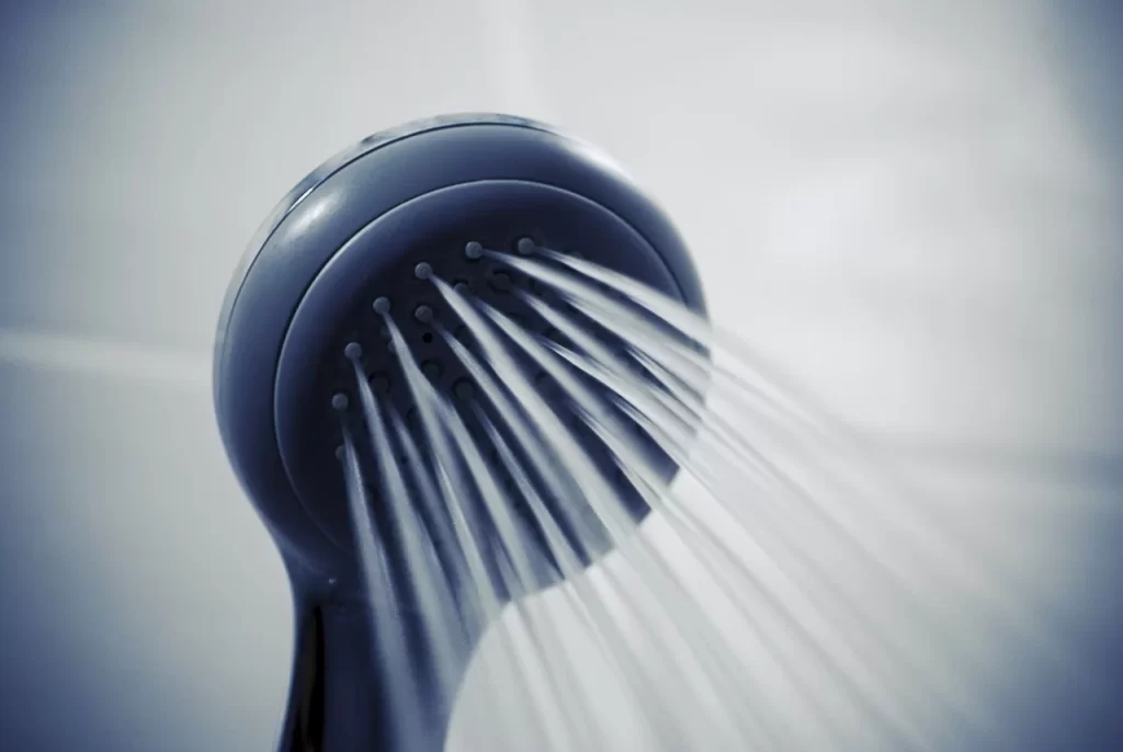 Cómo quitar el sarro de los grifos y duchas