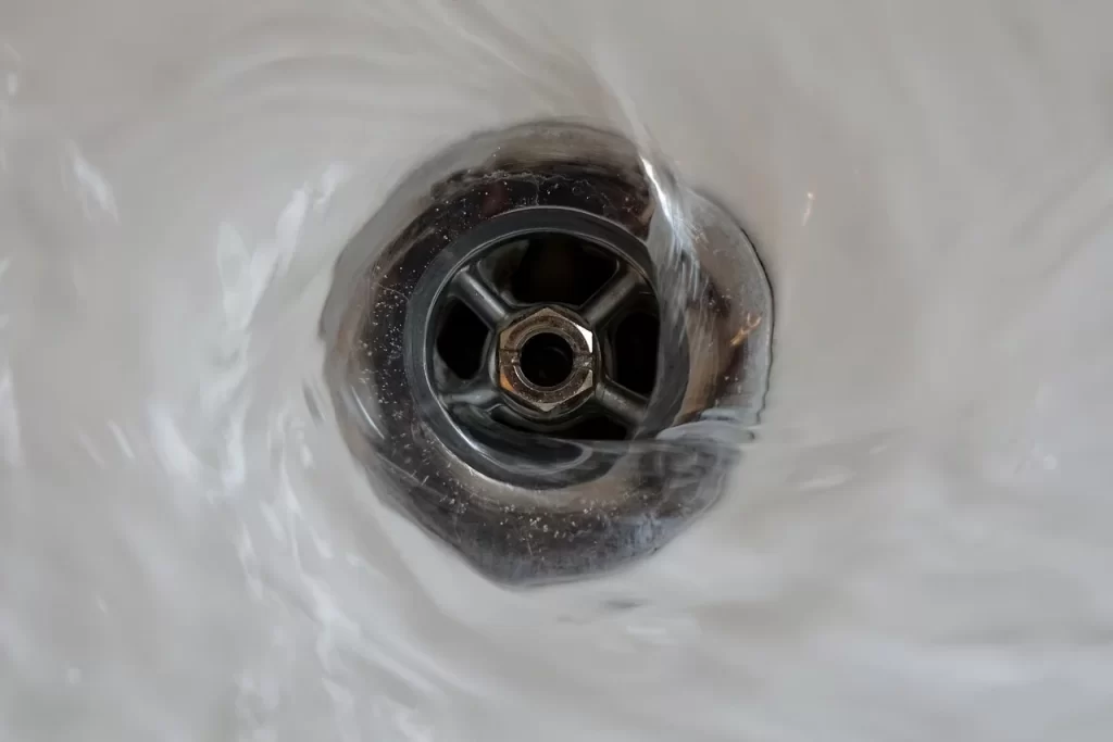 Cómo reparar un desagüe que se atasca frecuentemente