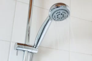 Cómo reparar una ducha que no calienta el agua