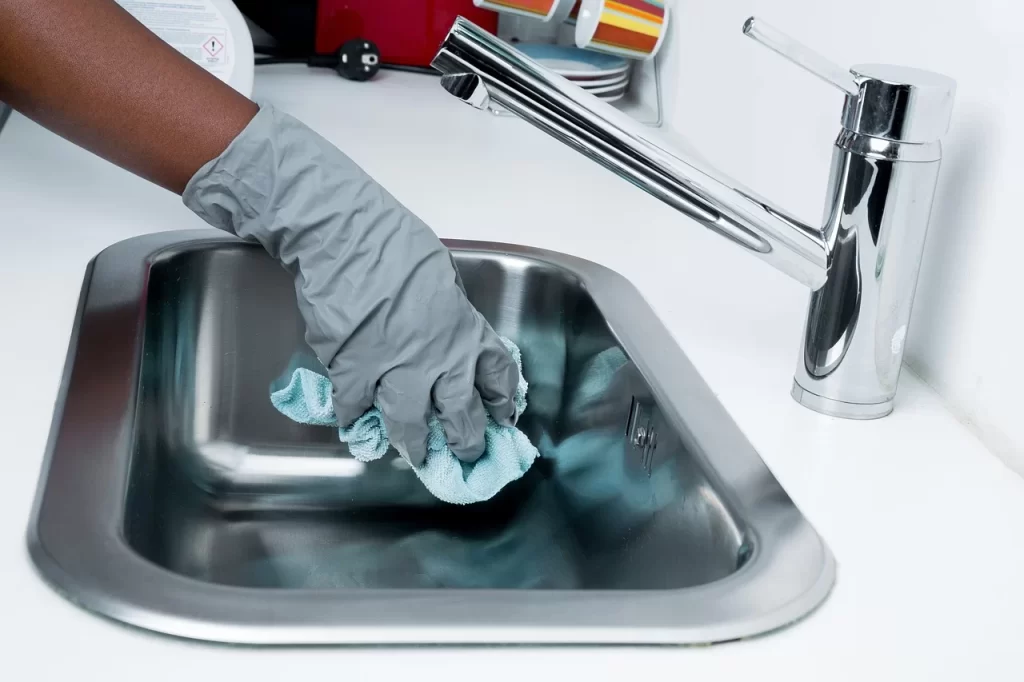 Limpieza de desagües de baño con productos caseros