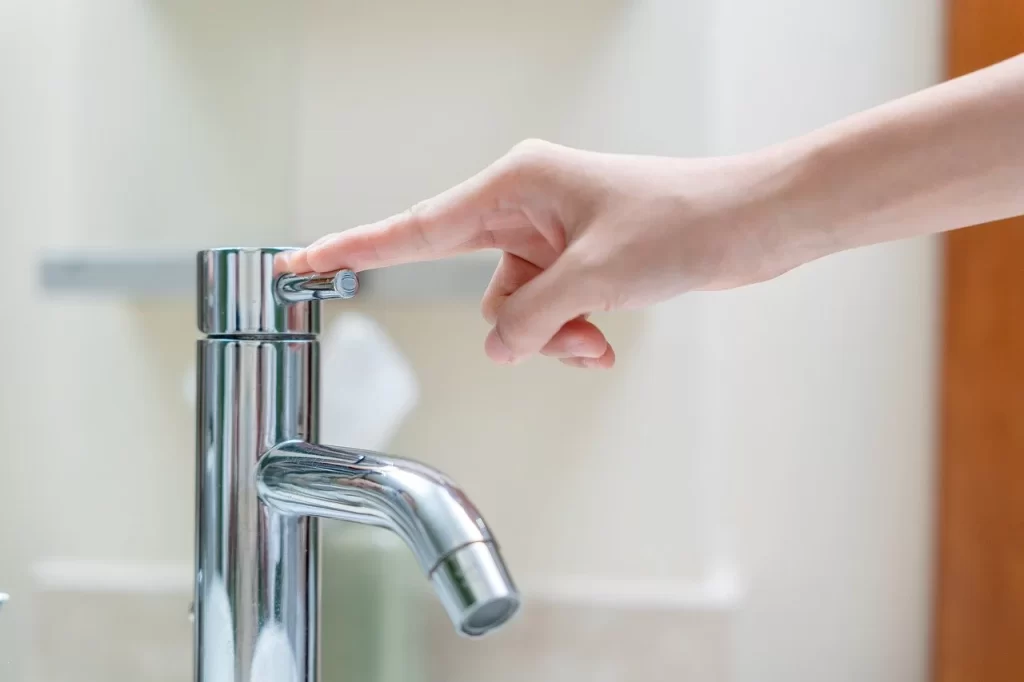 Limpieza del filtro del grifo para mejorar el flujo de agua