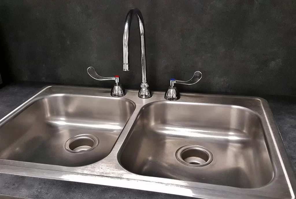 Reparación de fugas de agua en el fregadero