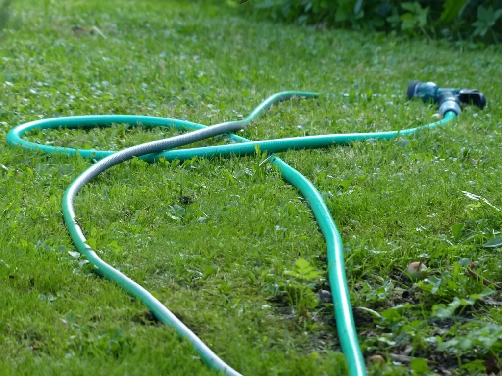Reparación de una manguera de agua con fuga